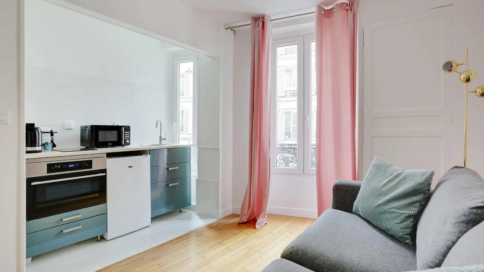 Charming Appartement - 1Bd-4P - Batignolles Paris 0*,  France